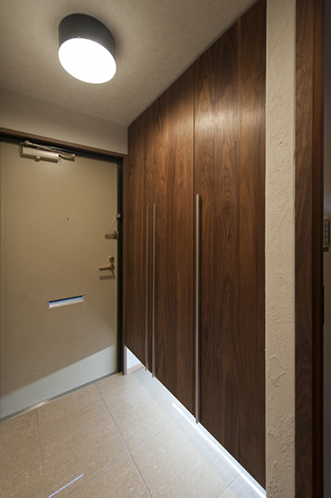 調和する無垢材の建具と家具　ウッドワークス