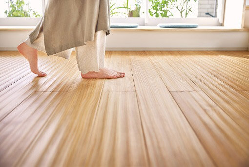 ウッドワン　床材「ピノアース足感（そっかん）フロア」