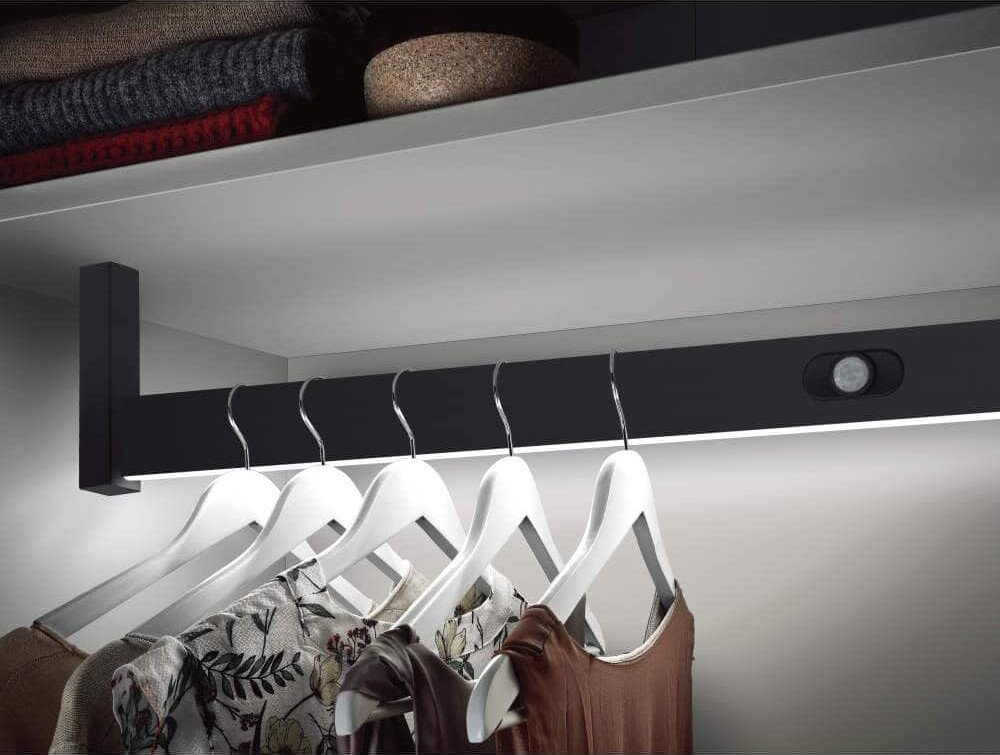スガツネ工業　「LED付ハンガーパイプ LED-WARDROBE-Q型」2