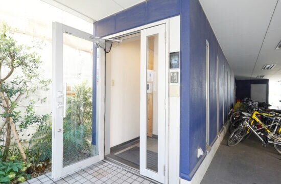 日本自動ドア　「開き戸用スイングオペレーター」