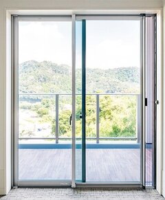 三協立山・三協アルミ社、必要な時だけ引き出せる網戸