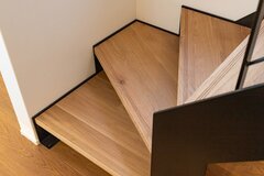 ie-mon、本物の木を使ったオークの階段材