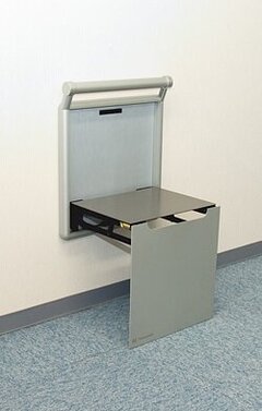 シモダイラ、壁に収納できる洗練されたデザインの椅子