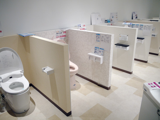 2階はトイレと洗面化粧台がずらりと並ぶ