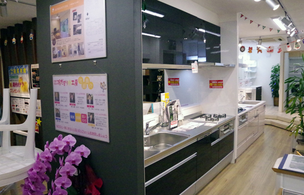 陽だまり工房　キッチンなどを多数展示する店内
