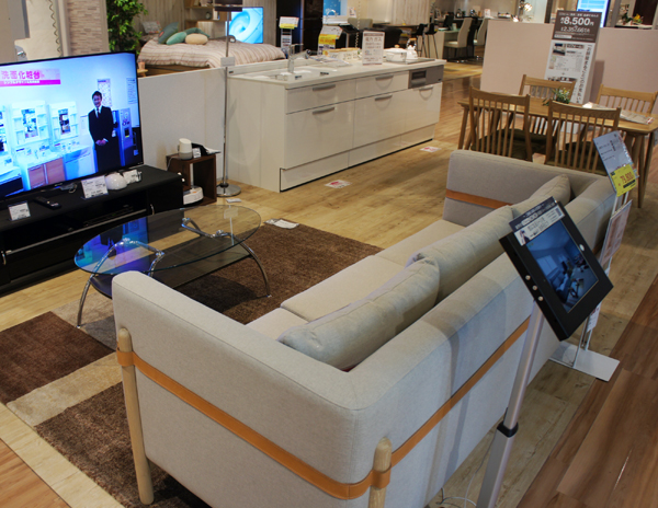 ヤマダ電機　テレビ、ソファ、キッチンでコーディネートされた空間