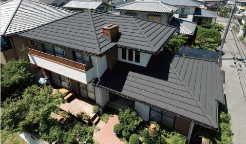 日本ルーフレジリエンス協会　平らな既存屋根なら、重ね葺きができるので経済的