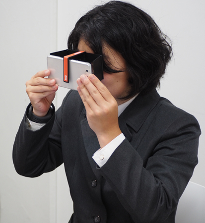 スペースリー　VRゴーグルを覗く