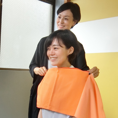 カラーワークス　120色のドレープを鏡の前であわせてパーソナルカラーを診断