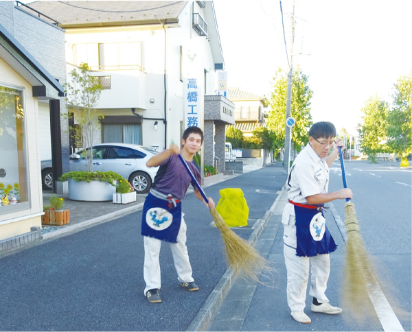 高橋工務店の職人が使用する箒には青いテープが貼られている