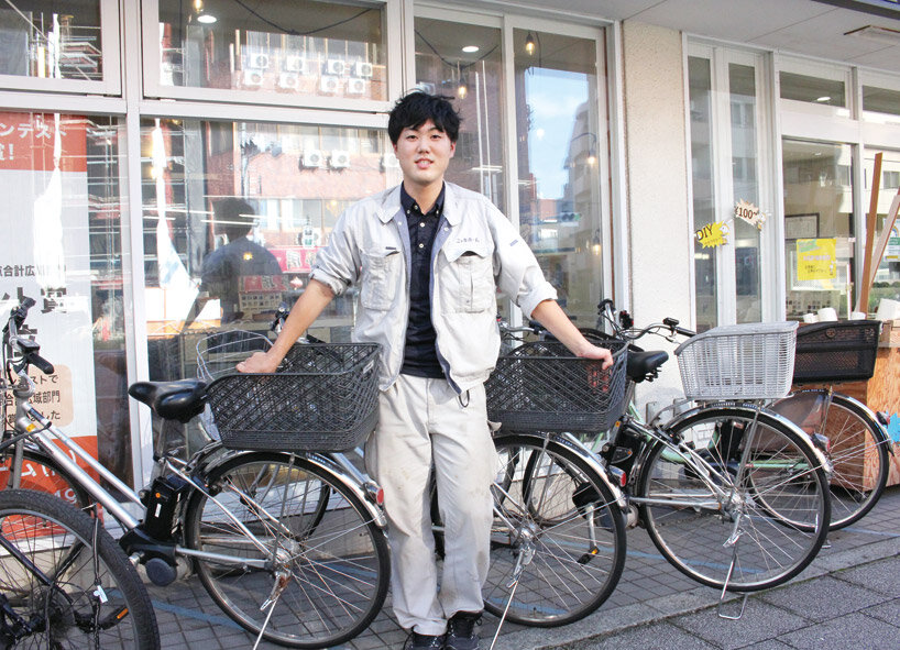 ニッカホーム　大きな荷物がない限り、電動自転車で営業に行く百武さん