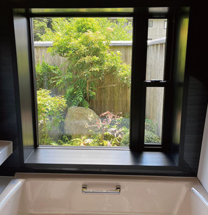 タカラ産業　庭を見るため、窓の大きさと取付位置は、湯船に浸かった時にベストな高さになるように設定1