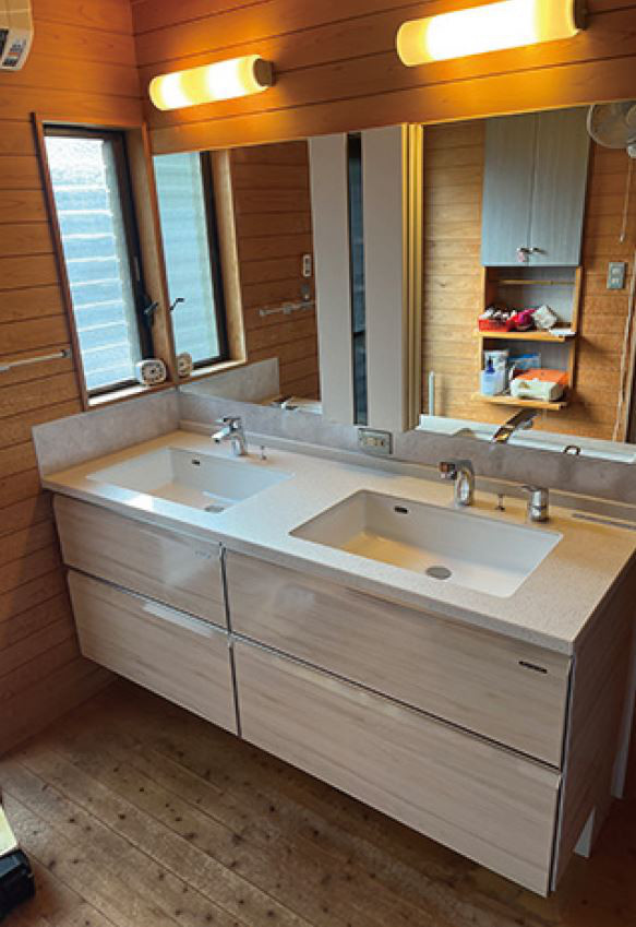 タカラ産業　洗面化粧台は照明と鏡はそのまま使い、収納たっぷりの引き出しタイプに変更