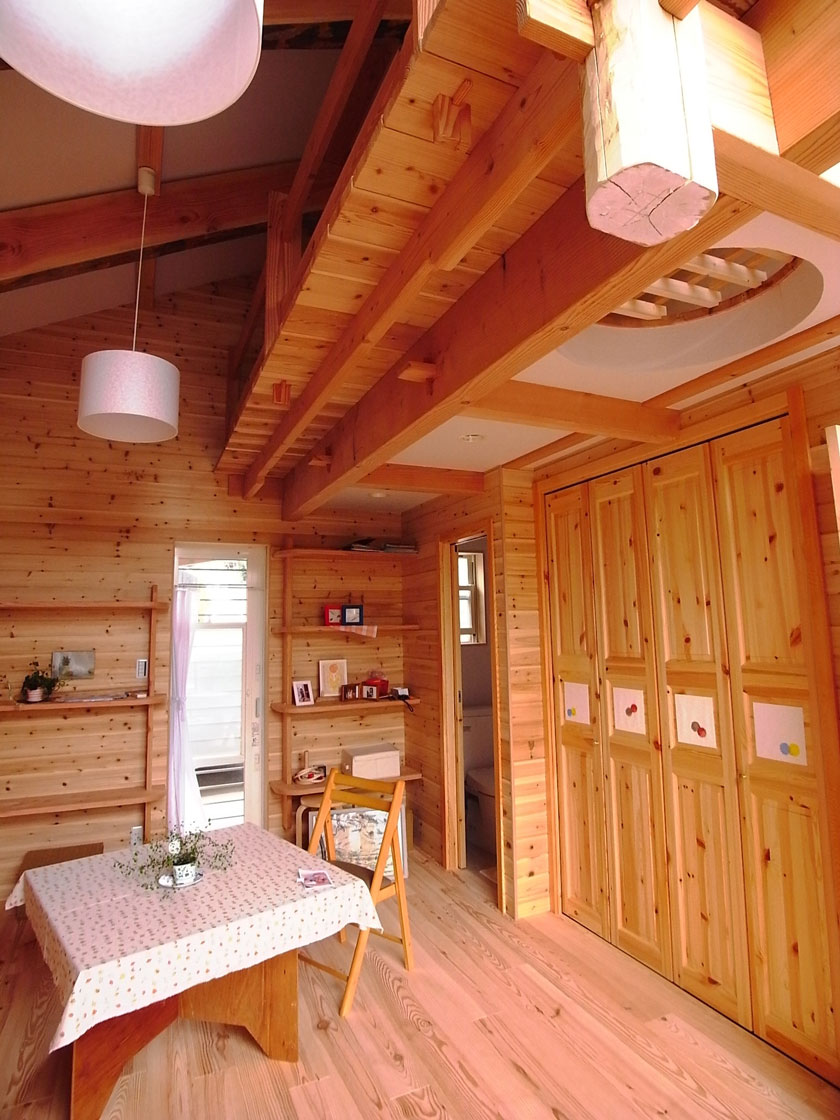 築20年の戸建て住宅。使われていなかった離れを母屋とつなげ、夫婦が趣味の時間を楽しめる多目的スペースを創出した