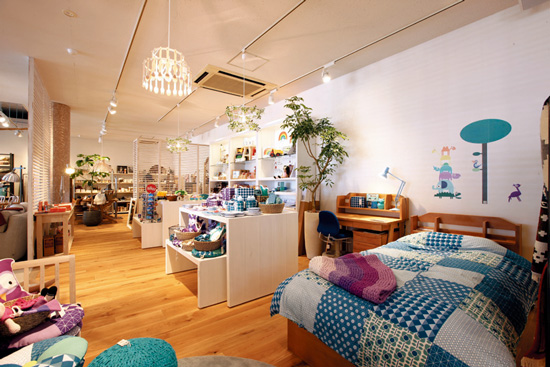 初出店となる「モノプラス」店内の様子。家具メーカーアクタスとの協力で実現した