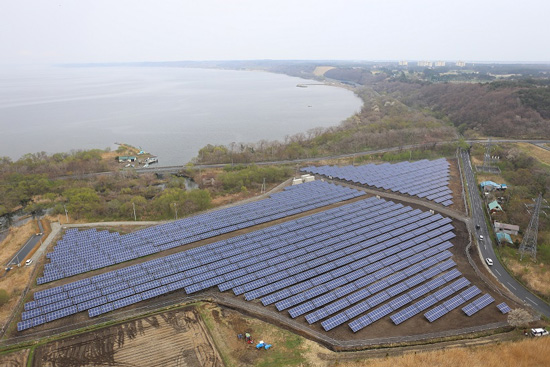 太陽電池モジュールが設置された大規模太陽光発電所（青森県三沢市）1号機