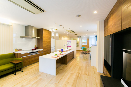 月間100名の来店見込む