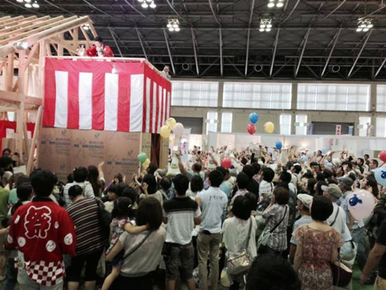 「餅投げ・菓子投げ」には多くの来場者が参加