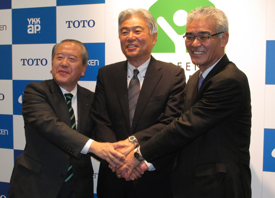 左から YKKAP 神波秀一執行役員 営業本部長、大建工業 億田正則代表取締役 専務執行役員、TOTO 古部清取締役 専務執行役員
