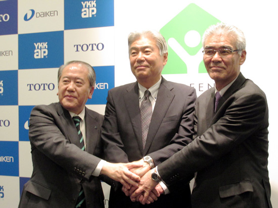 右からTOTO古部清取締役専務執行役員、大建工業億田正則代表取締役　専務執行役員、YKKAP神波秀一執行役員　営業本部長