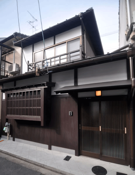京町家のリノベーション。柱、梁、建具などは極力残して再生