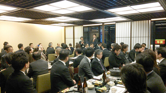 新年会に90名が参加