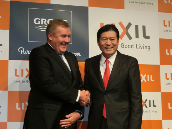 握手する藤森社長（右）とヘインズCEO