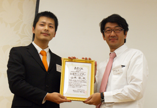 チャンピオンの山本さん（左）と菅原社長