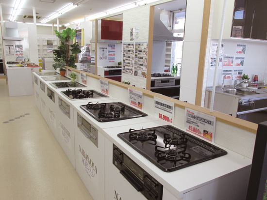 上尾本店の店内。展示されているのはすべて自社商品だ。キッチンを15台、洗面化粧台も20台展示している