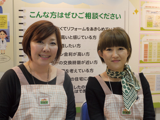 スタッフの高橋夕湖さん（左）と牛澤由美子さん（右）