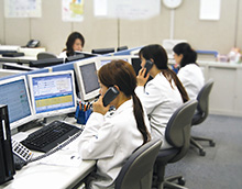 体調がすぐれない時には、セコムのナースセンターの看護師に24時間いつでも相談できる