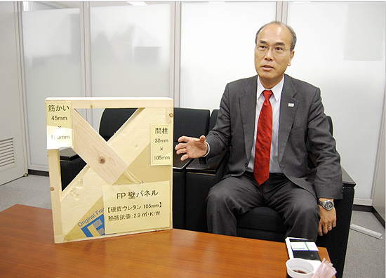 FPパネルの特徴を説明する光村惠範社長