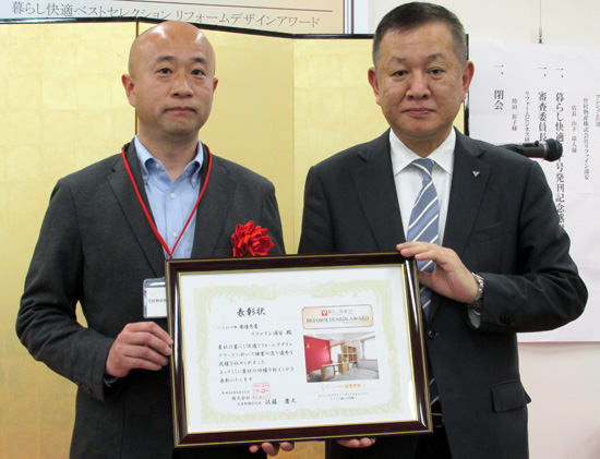 リファイン浦安（左・山下靖人店長）は海外ホテルをイメージしたマンション改修