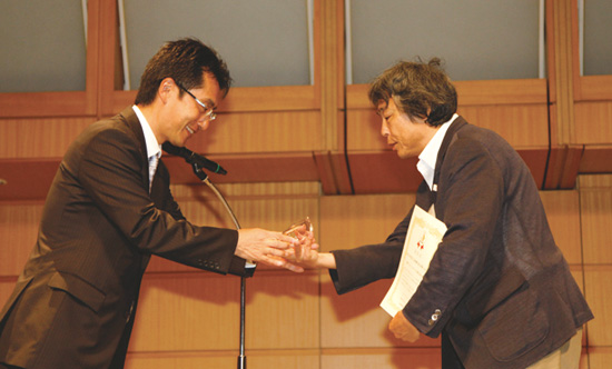 山商リフォームサービスの山﨑晶弘社長（右）とホームプロ・伊藤栄作社長（左）
