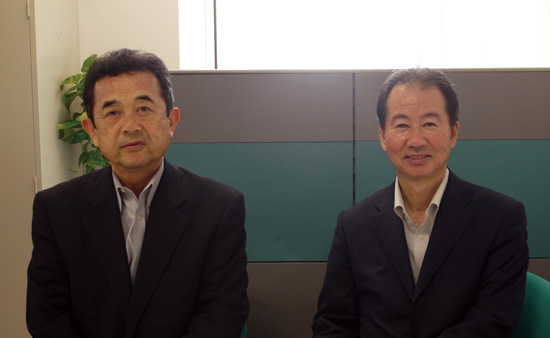 佐藤博巳事業部部長（右）と道正卓哉事業部部長（左）