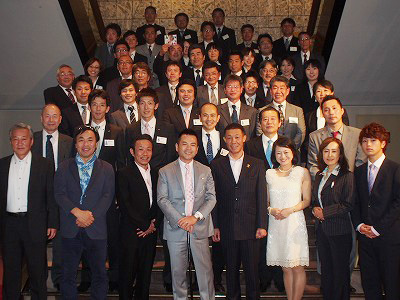 祝賀会会場で社員とともに