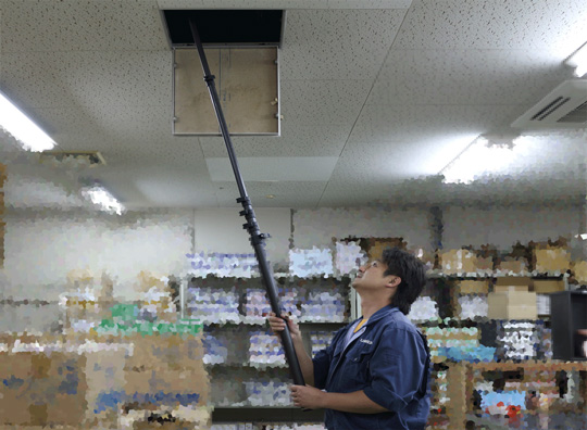小屋裏点検中の様子