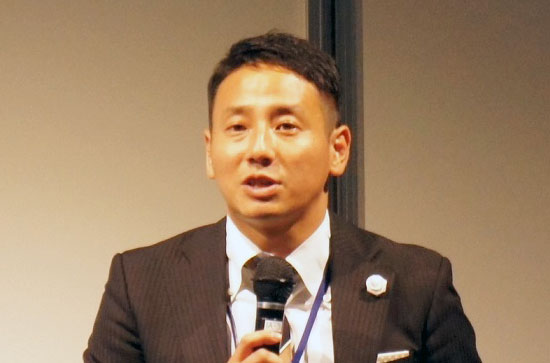 フォーラムで講演する山下智弘社長