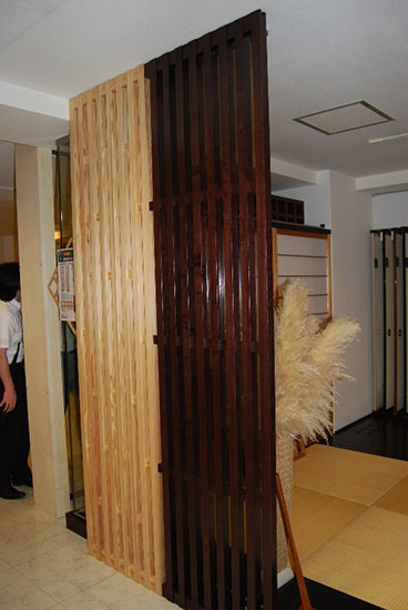 部屋の雰囲気に応じて塗装もできる「飾り格子パーテーション」