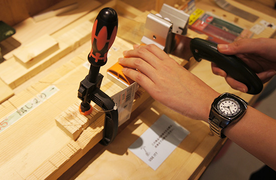 のこぎりで木材をカットしたり、工具の使い勝手を体験してから購入できる
