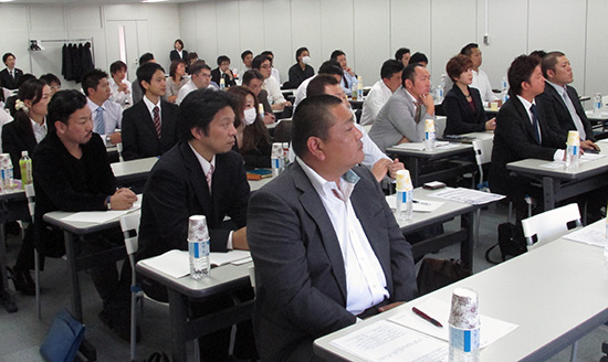 熱心に耳を傾ける参加者たち