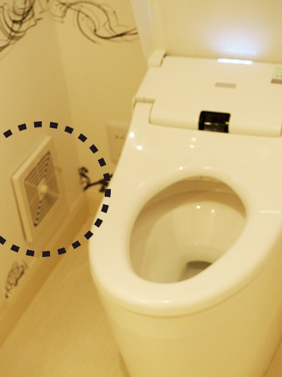 小屋裏の暖気が送られて来る1階トイレ給気口