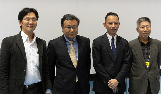 左から松尾和也専務理事、坂本雄三特別顧問、神戸睦史理事長、石川廣三顧問