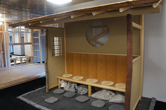 建築中の腰掛待合