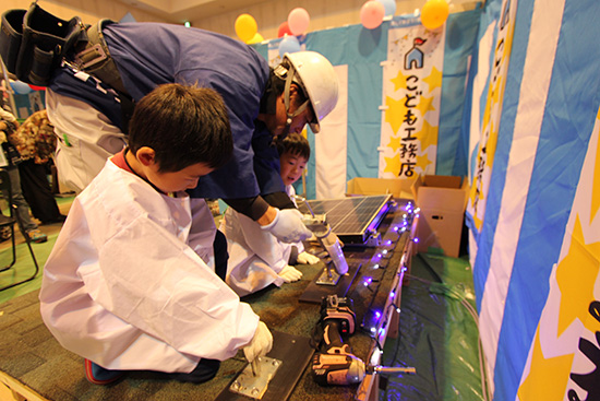 職人の指導で子供たちが家づくりを体験