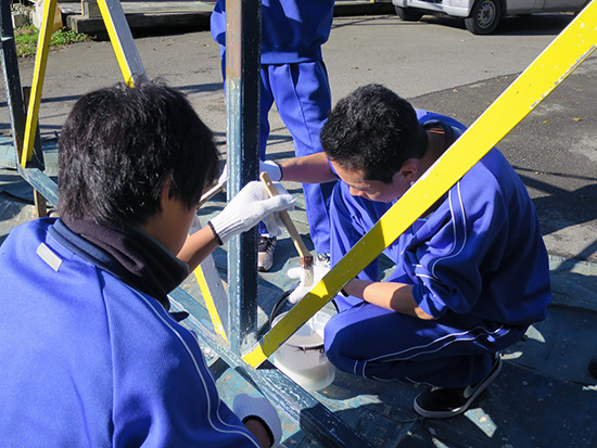 職業訓練で門扉塗装