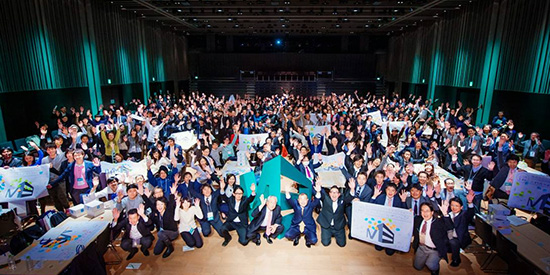 東京・日本橋の三井ホールに340人が集まった