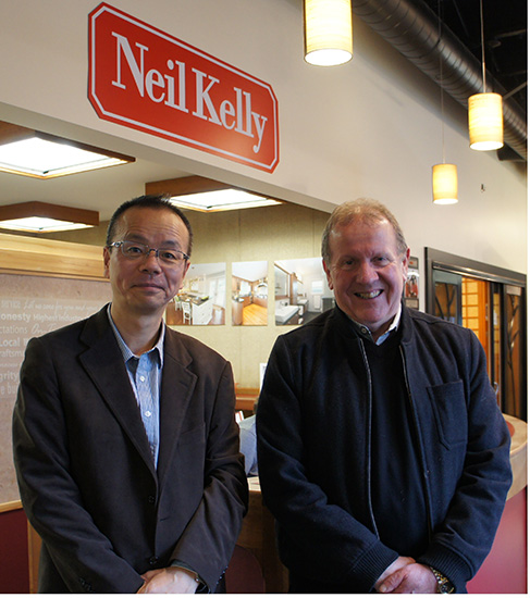 ニールケリーカンパニーのトム・ケリー社長(右)と本紙社長加覧(左)