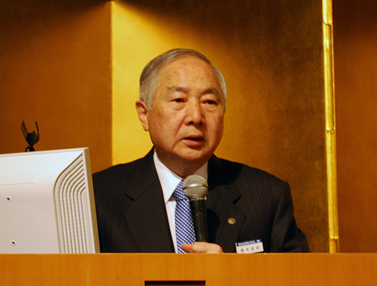 新年の挨拶を述べる橋本社長