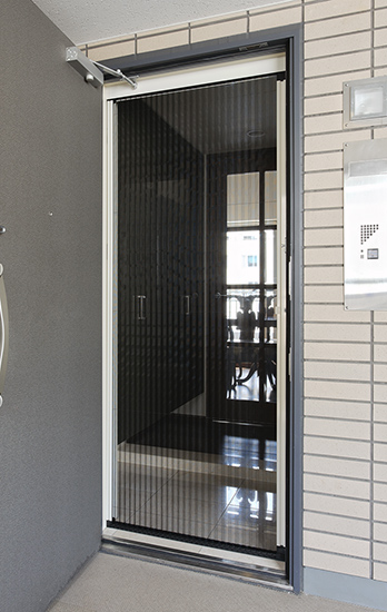 折りたたみ式収納網戸の施工例